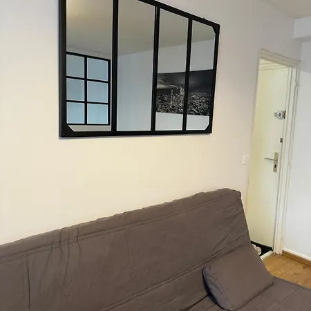 Au Pied De La Gare Apartment *